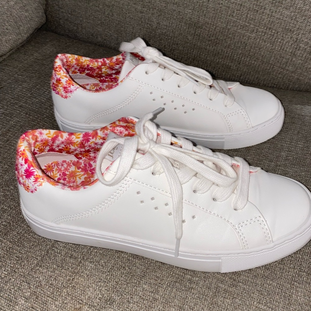 Lace up road trip sneakers - size 6.5